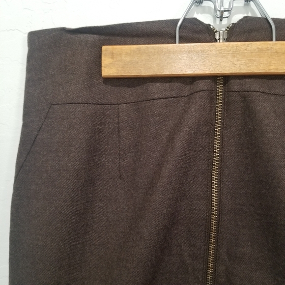 Banana Republic Back Zip Wool Blend Pencil Skirt. - Picture 6 of 9